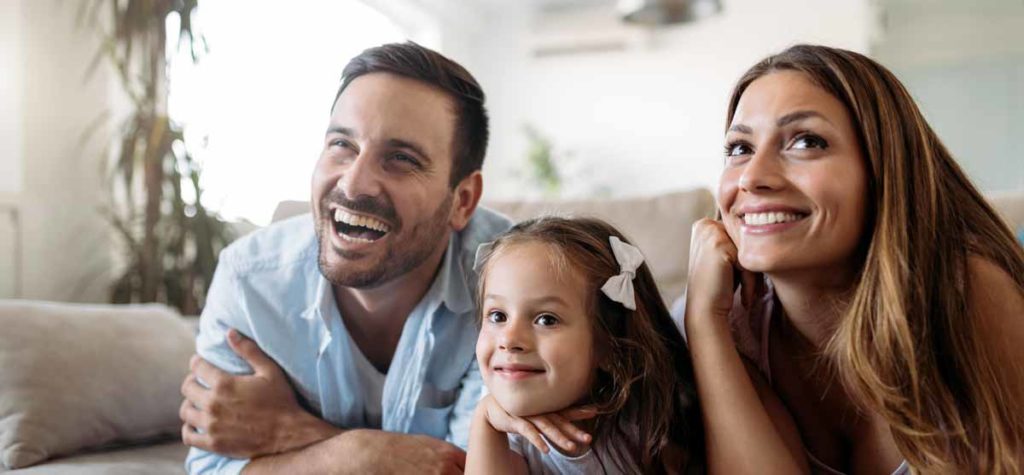 familia-viendo-la-tele-en-navidad