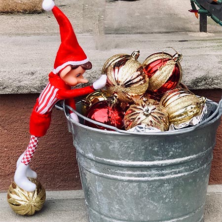 travesura elfo navideño