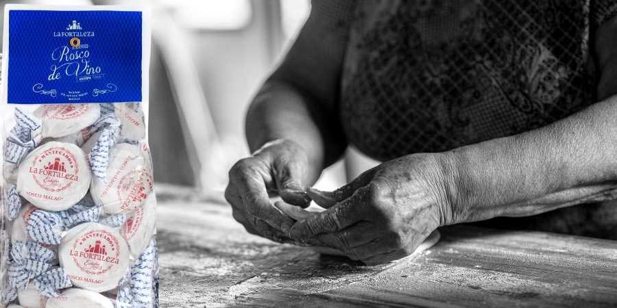 mujer amasando roscos de vino