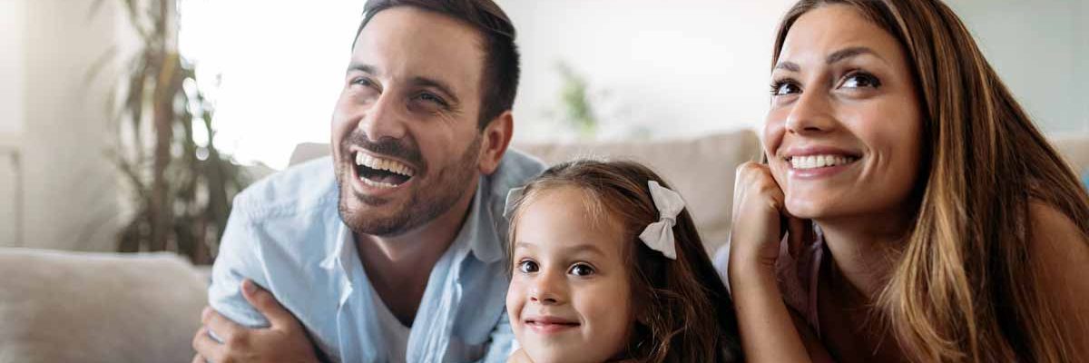 familia-viendo-la-tele-en-navidad